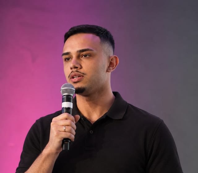 Carlos, sócio-fundador da GM Tech, falando ao microfone durante uma apresentação